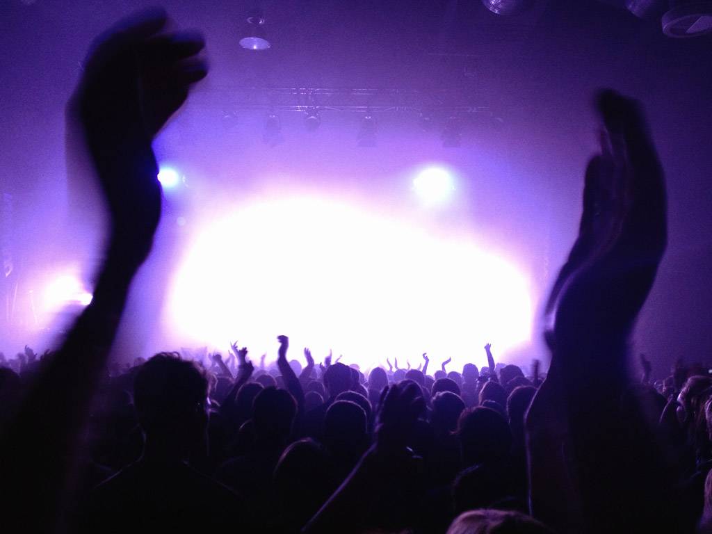 コンサートでボードに韓国語で自分のメッセージを伝えよう