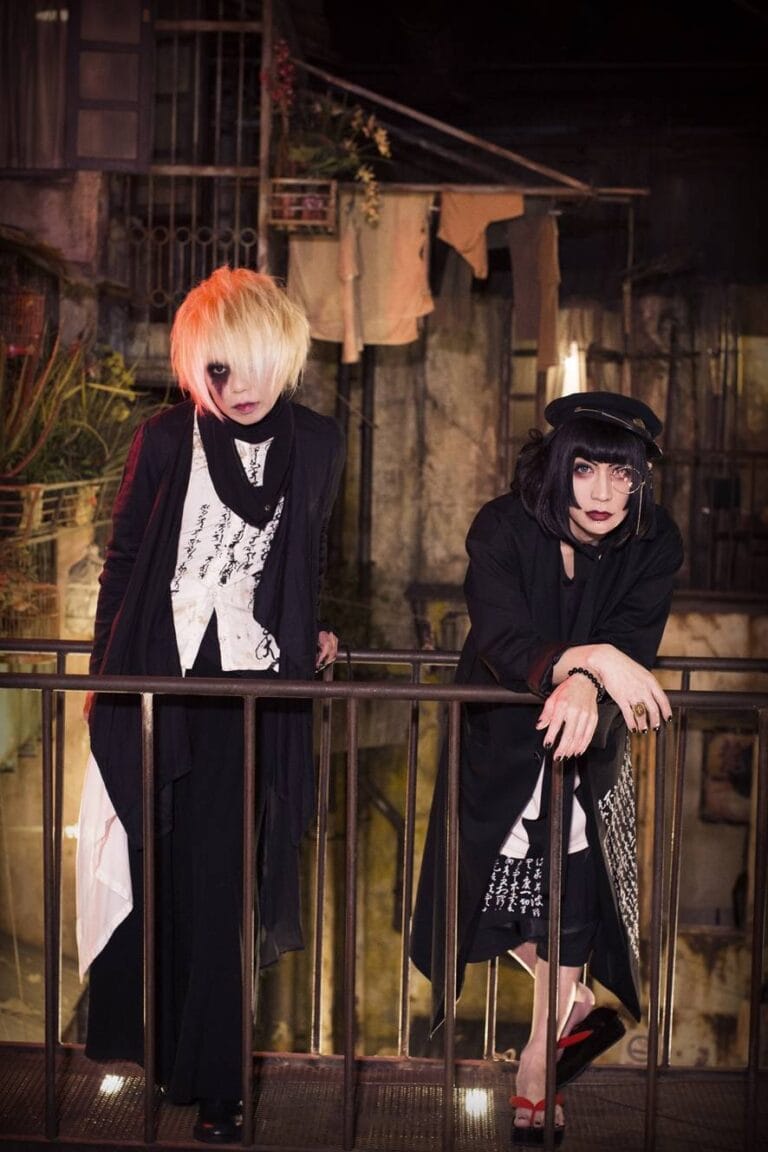 怪人二十面奏のマコトとKENが紡ぎ出す、哀愁＆愛憎を秘めた楽曲たちの魅力