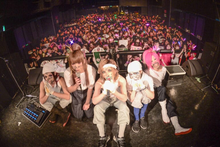 【ライブレポート】Jin-MachineワンマンツアーFINAL、満員御礼！ベースの水月は笑顔で卒業