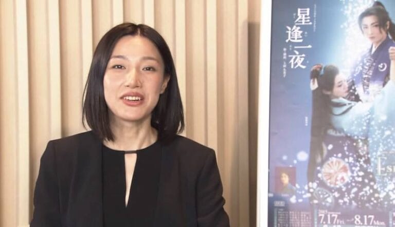 鬼才の演出家・上田久美子氏が宝塚の舞台で見せる、限りない可能性。
