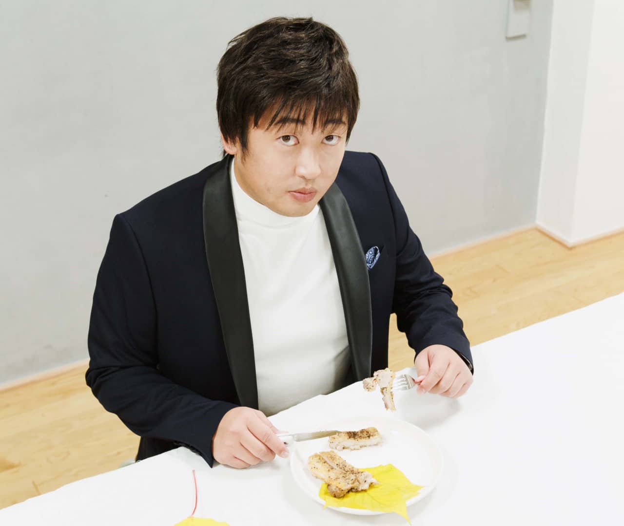 ロバート秋山「クリエイターズ・ファイル」、月刊ザテレビジョンで連載スタート。初回は、毎食を違う国で食べる「美食家」