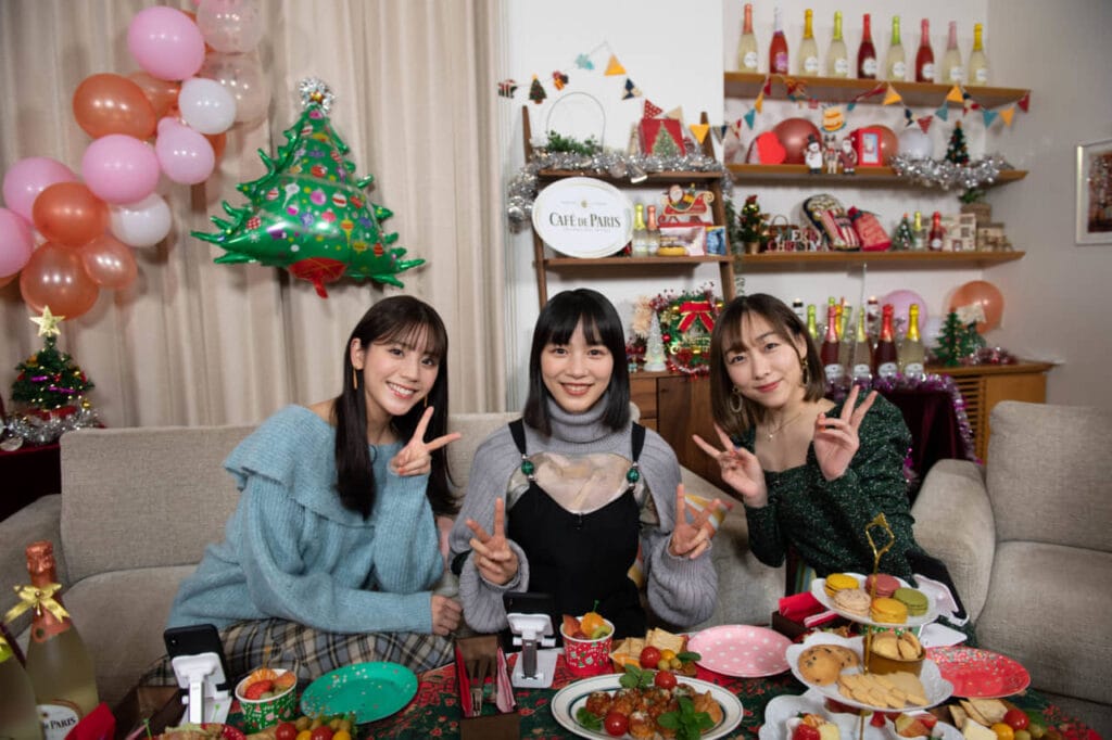 のん・須田亜香里・貴島明日香がクリスマス女子会開催。サイン入り「カフェ・ド・パリ」プレゼントも
