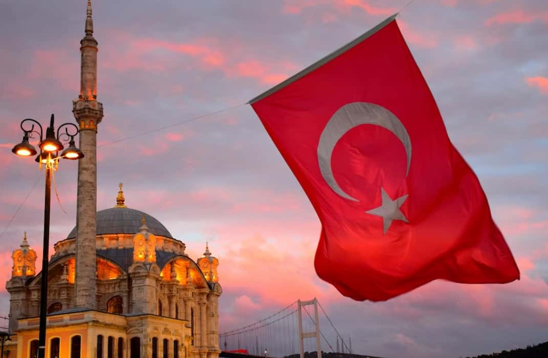 トルコの国旗と夕焼け
