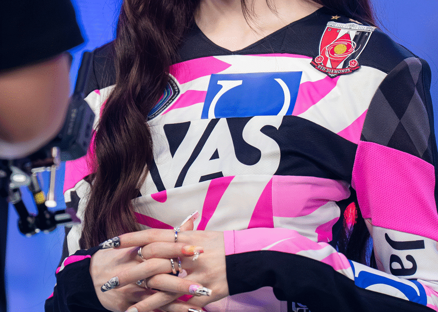 K-POP衣装「JAP表記騒動」徹底解説：日本企業ロゴ使用とJリーグファンの怒り、ENHYPENソンフンの投稿も炎上