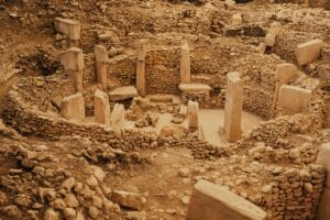 【ギョベクリ・テペとは】世界最古の神殿の謎をわかりやすく解説|場所・歴史・封印説も
