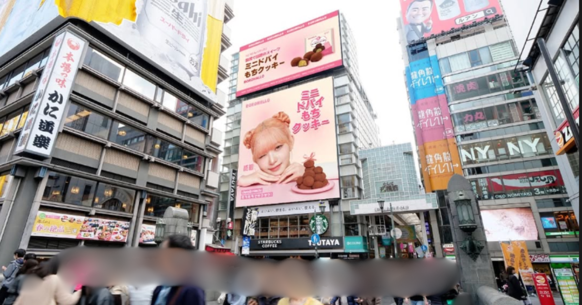 【IVE レイ】大阪・道頓堀の大型ビジョンに降臨！「みんな会いにきてね」韓国で大ヒットした「ROROMALLO」スイーツの広告が登場