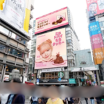 【IVE レイ】大阪・道頓堀の大型ビジョンに降臨！「みんな会いにきてね」韓国で大ヒットした「ROROMALLO」スイーツの広告が登場