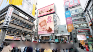 【IVE レイ】大阪・道頓堀の大型ビジョンに降臨！「みんな会いにきてね」韓国で大ヒットした「ROROMALLO」スイーツの広告が登場