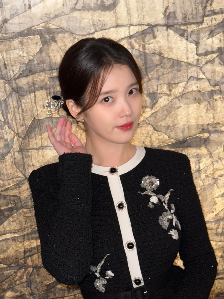 IU、耳の難病悪化による活動中断のなかダブル新曲をリリース